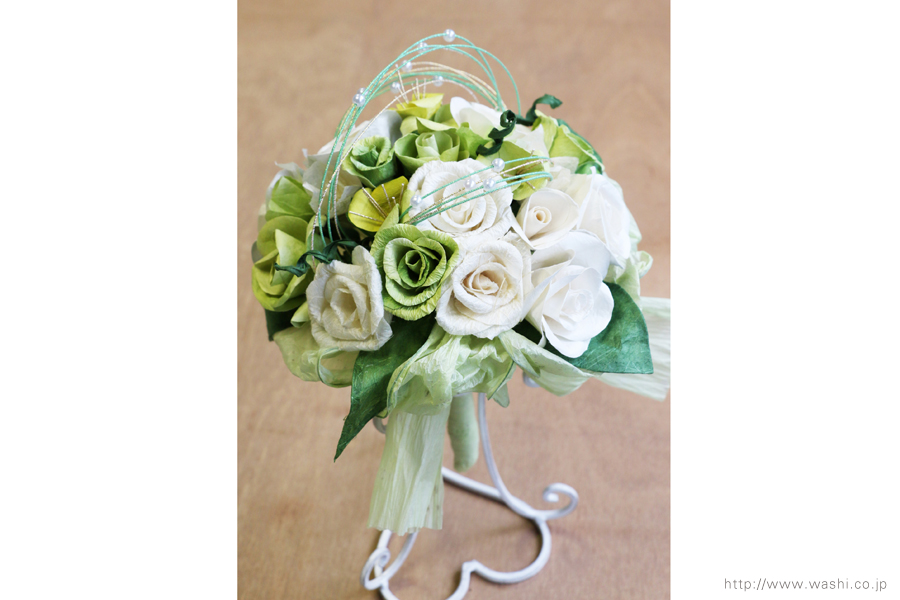 ホワイト・グリーン系バラの和紙ブーケ・花束（紙婚式ペーパーフラワー）やや上からの写真