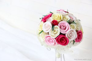 赤・白・黄系バラの和紙ブーケ・花束（紙婚式ペーパーフラワー）上からの写真