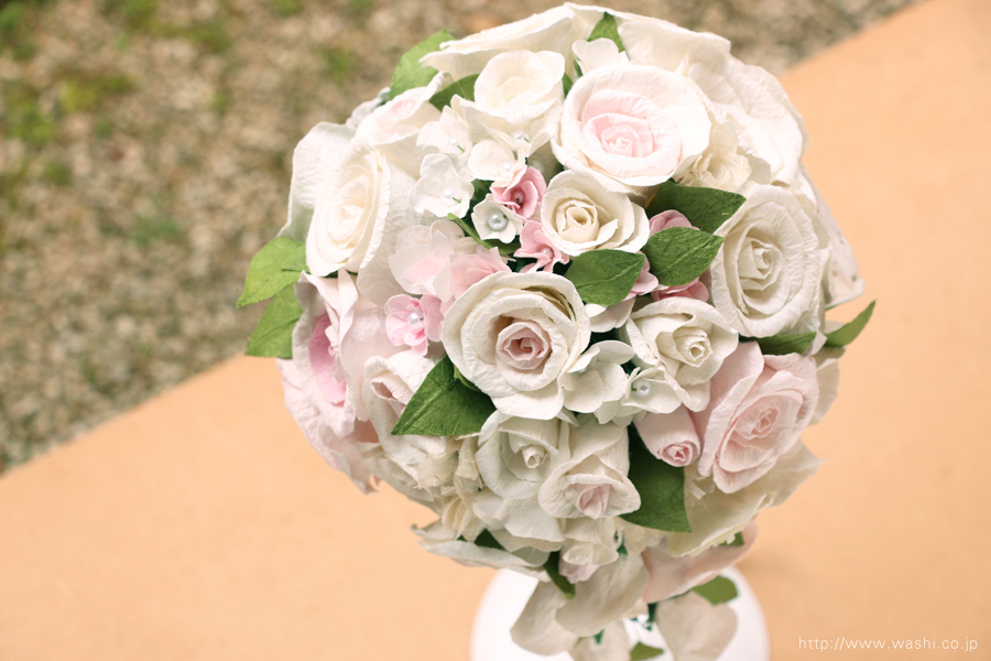白と淡いピンクの和紙ブーケ・花束（紙婚式ペーパーフラワー）やや上からの写真