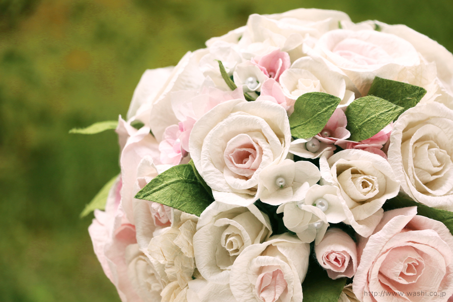 白と淡いピンクの和紙ブーケ・花束（紙婚式ペーパーフラワー）花部分アップ