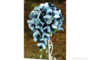 青い胡蝶蘭とバラの和紙ブーケ・花束（紙婚式ペーパーフラワー）正面やや斜め