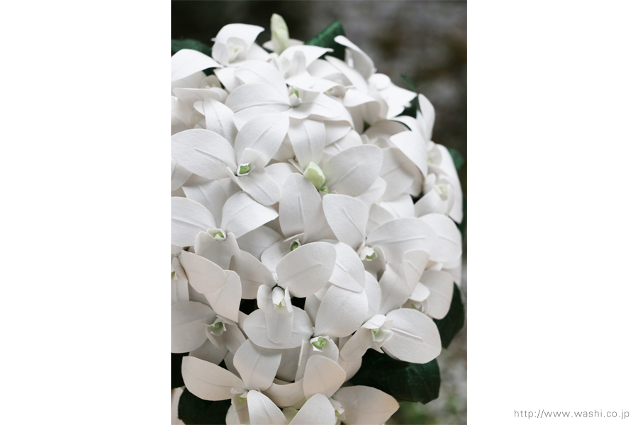 白いデンファレの和紙ブーケ・花束（紙婚式ペーパーフラワー）お花全体アップ