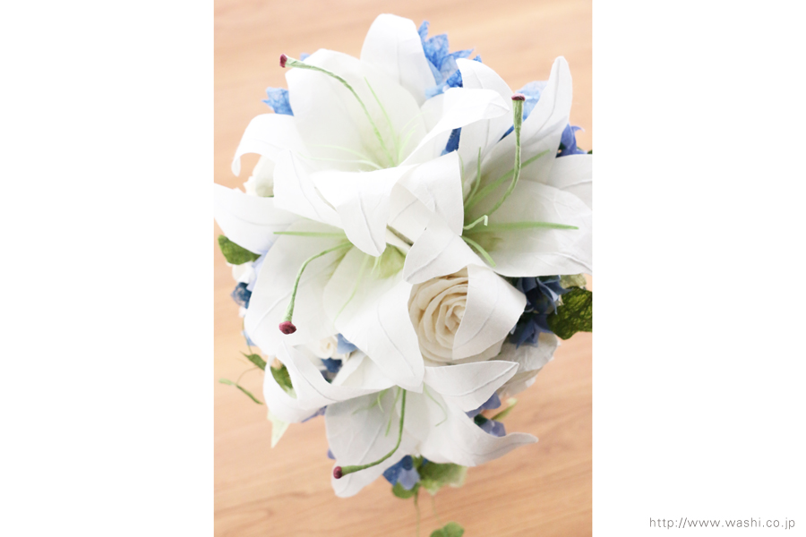 白いカサブランの和紙ブーケ・花束（紙婚式ペーパーフラワー）上からの写真