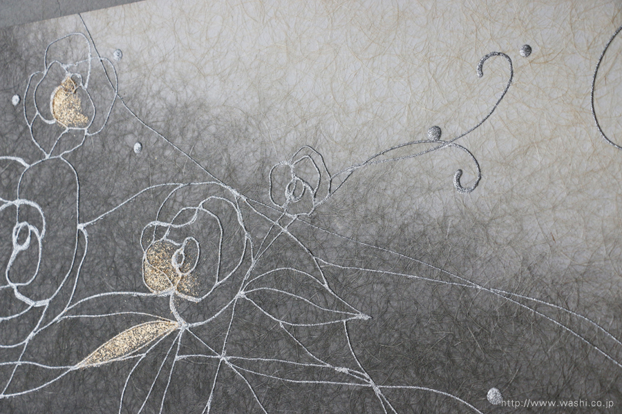 バラ柄の和紙インテリアアートパネル（墨染めベース）アップ写真