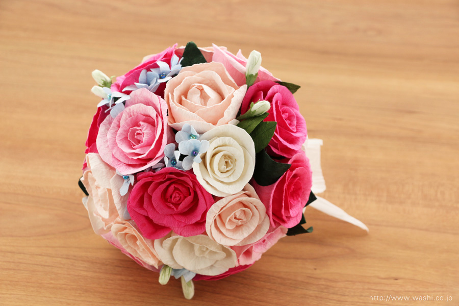ピンク系のバラと、青い小花の和紙ブーケ（紙婚式ペーパーフラワー）斜め上から