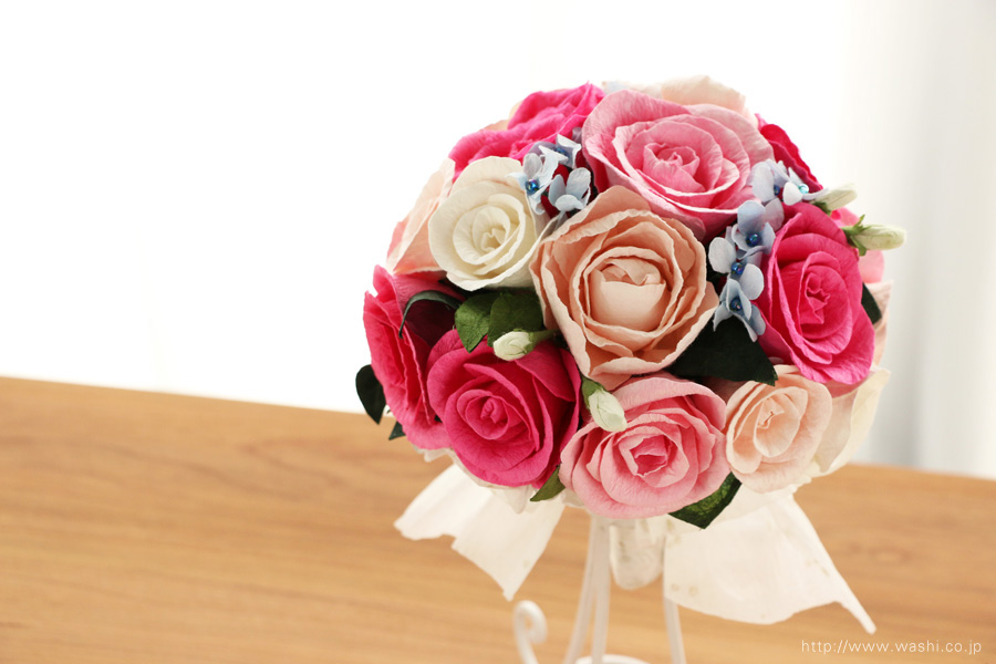 ピンク系のバラと、青い小花の和紙ブーケ（紙婚式ペーパーフラワー）正面