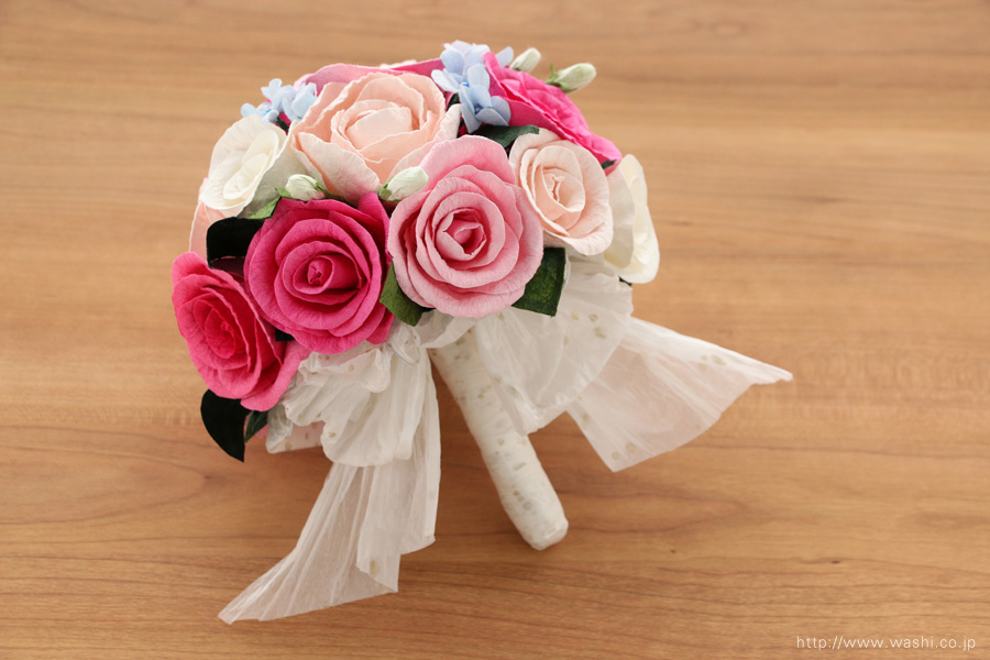 ピンク系のバラと、青い小花の和紙ブーケ（紙婚式ペーパーフラワー）下から