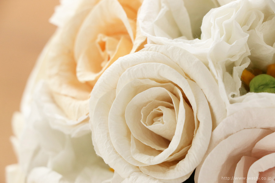 世界に一つだけのバラとトルコ桔梗の和紙ブーケ・花束（紙婚式ペーパーフラワー）アップ