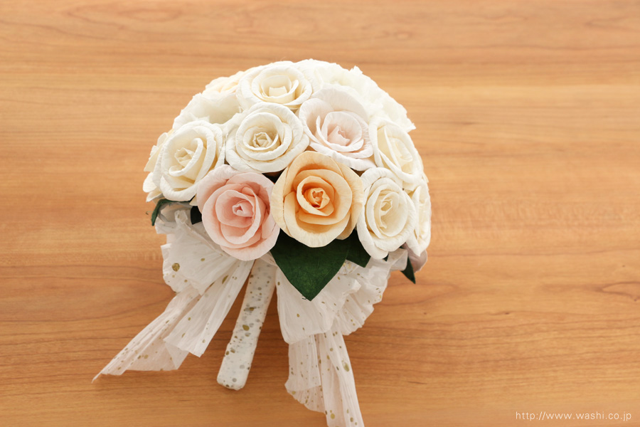 世界に一つだけのバラとトルコ桔梗の和紙ブーケ・花束（紙婚式ペーパーフラワー）置いた状態