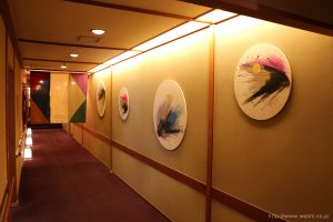 温泉旅館壁面に設置した、円形の和紙インテリアアートパネル（斜めから）