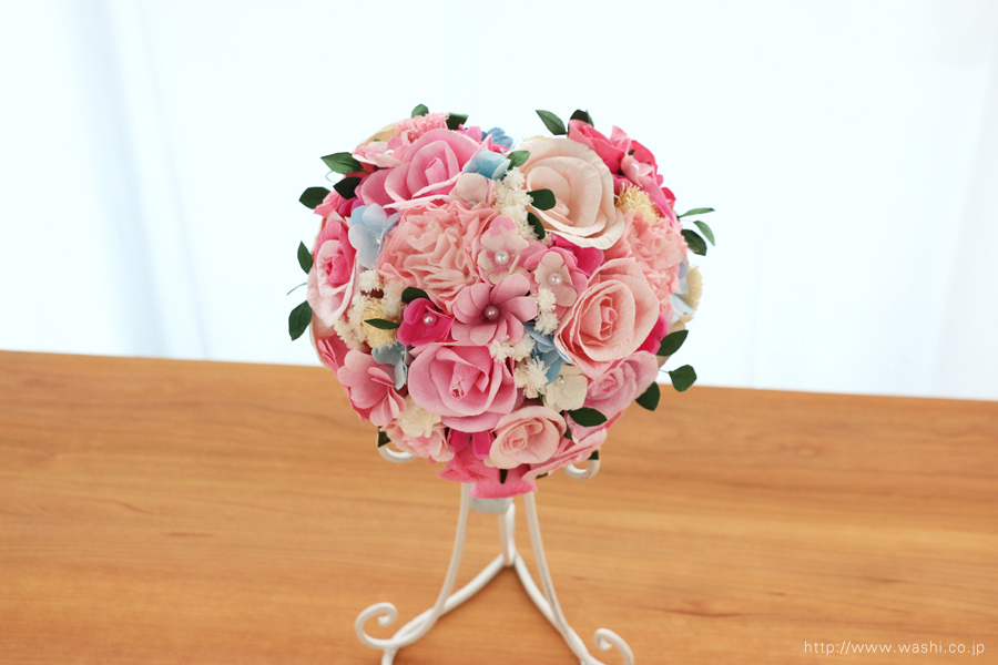ピンク系の色合いに、小花や葉っぱを組み込んだハート型の和紙ブーケ・花束（紙婚式ペーパーフラワー）正面