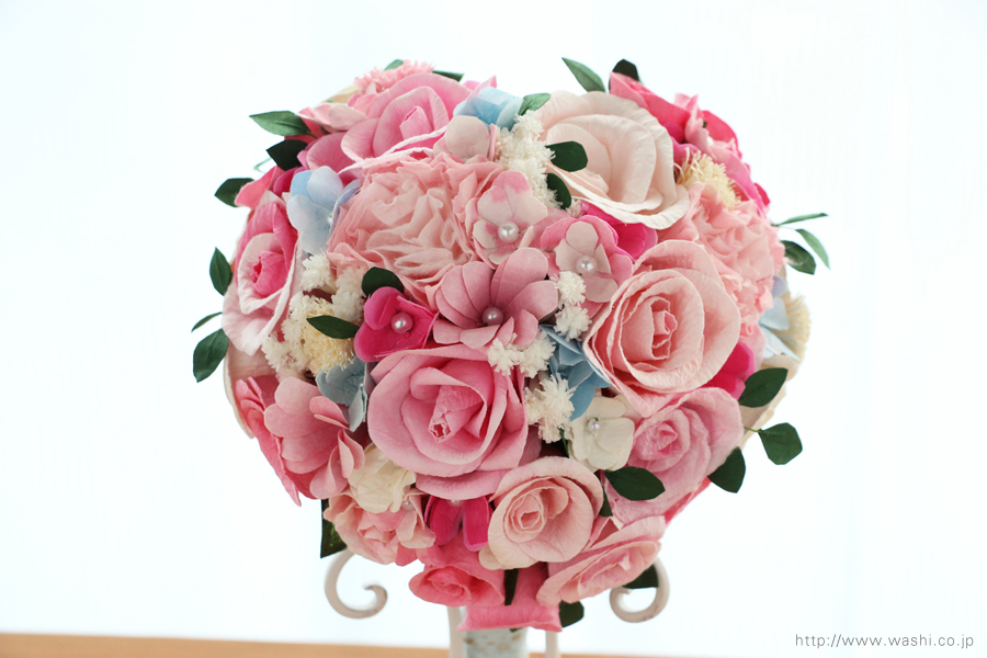 ピンク系の色合いに、小花や葉っぱを組み込んだハート型の和紙ブーケ・花束（紙婚式ペーパーフラワー）正面アップ