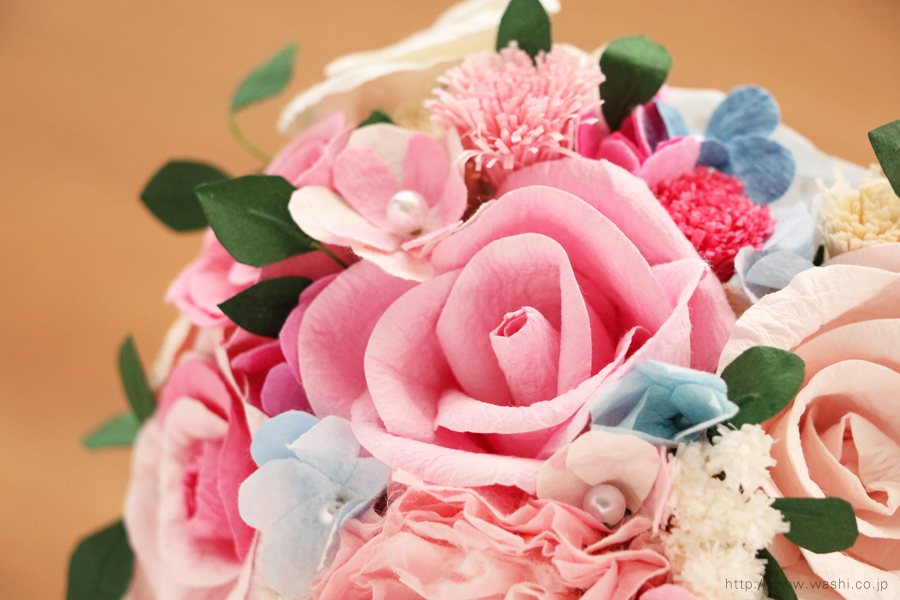 ピンク系の色合いに、小花や葉っぱを組み込んだハート型の和紙ブーケ・花束（紙婚式ペーパーフラワー）花部アップ