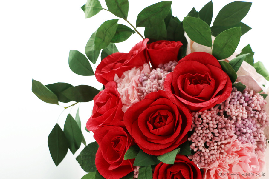 深紅のバラとライスフラワー、トルコ桔梗の和紙ブーケ・花束（結婚1周年、紙婚式のペーパーフラワー）アップ