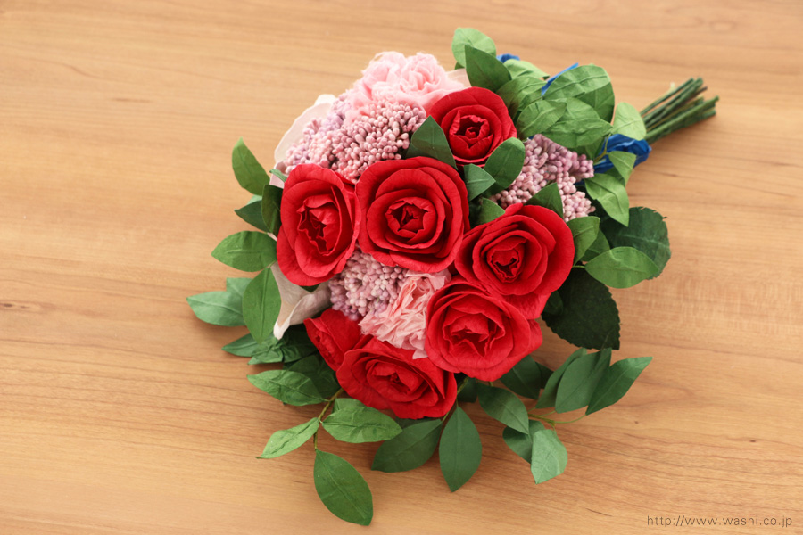 深紅のバラとライスフラワー、トルコ桔梗の和紙ブーケ・花束（結婚1周年、紙婚式のペーパーフラワー）斜め上から