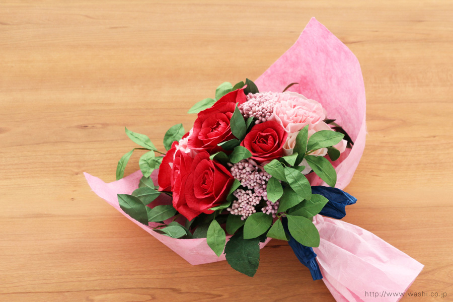 深紅のバラとライスフラワー、トルコ桔梗の和紙ブーケ・花束（結婚1周年、紙婚式のペーパーフラワー）和紙ラッピング後