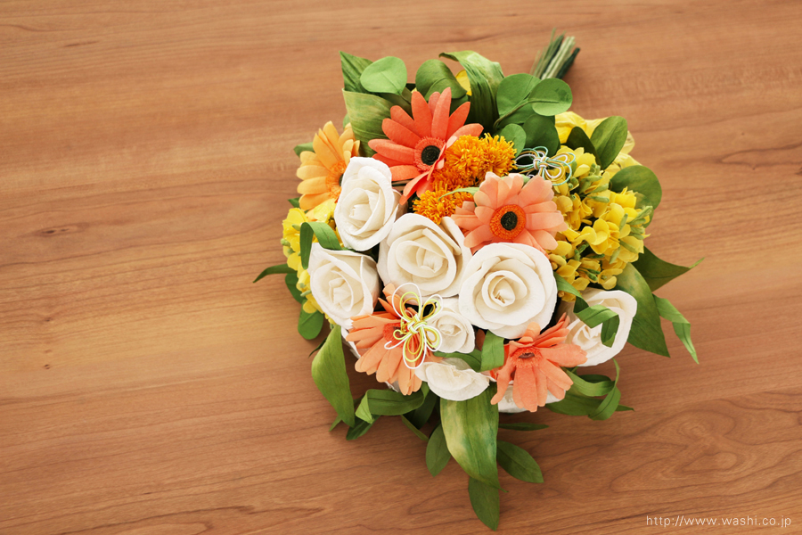 ガーベラ、菜の花、タンポポのビタミンカラー和紙ブーケ・花束（退職祝いのペーパーフラワー）斜め上
