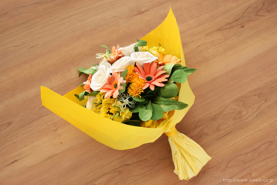ガーベラ、菜の花、タンポポのビタミンカラー和紙ブーケ・花束（退職祝いのペーパーフラワー）ラッピング後