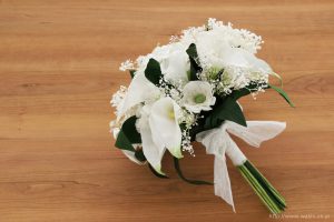 結婚記念日ペーパーフラワー｜白いカラーとガーベラの和紙製ブーケ・花束（斜め下）