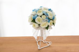 紙婚式ペーパーフラワー｜結婚式の再現ブーケ・白いバラと可憐な青い小花の和紙花束