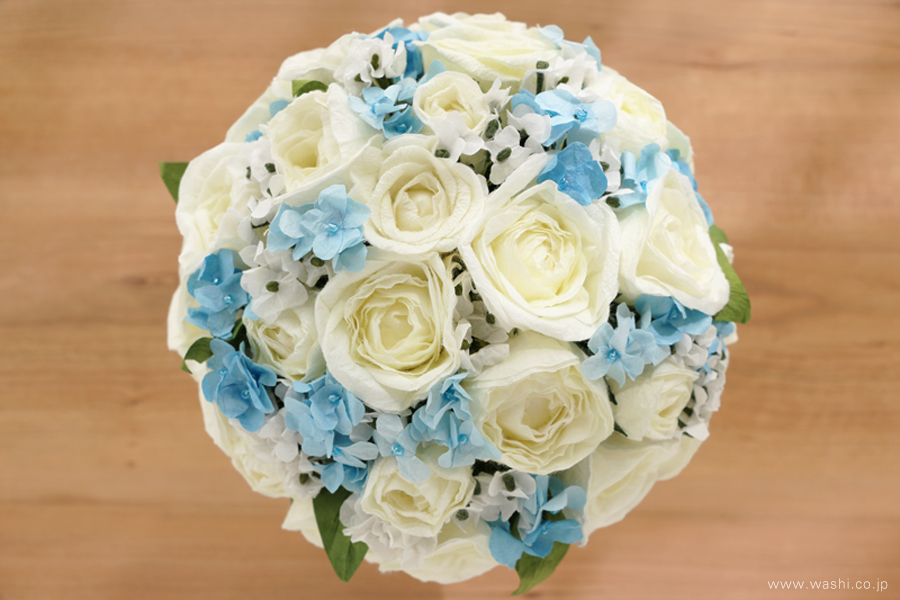 紙婚式ペーパーフラワー｜結婚式の再現ブーケ・白いバラと可憐な青い小花の和紙花束（上部）