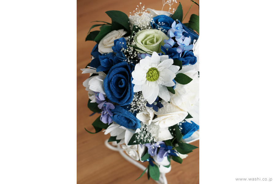 紙婚式記念日の和紙の花フラワーブーケ（純白ガーベラと青いバラのペーパーフラワー）斜め上