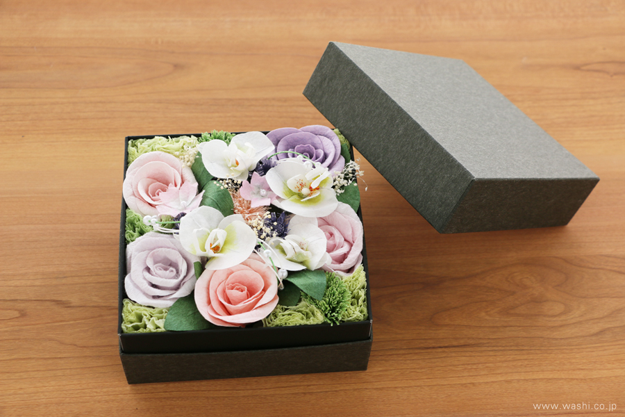 ご退職祝いに贈る、胡蝶蘭とバラの和紙製ペーパーフラワーボックス