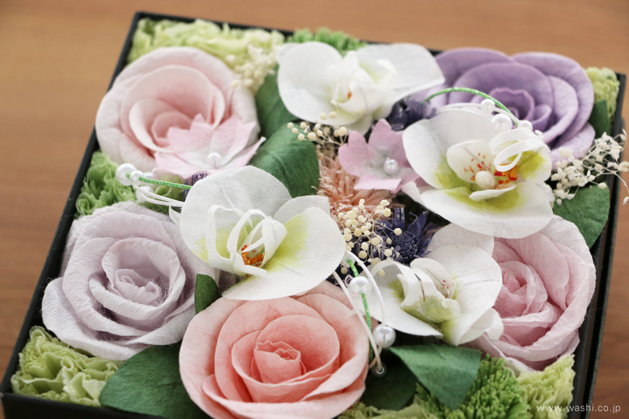 ご退職祝いに贈る、胡蝶蘭とバラの和紙製ペーパーフラワーボックス（花部アップ）