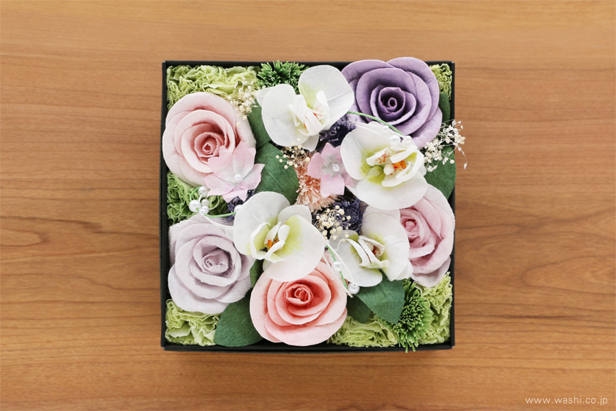 ご退職祝いに贈る、胡蝶蘭とバラの和紙製ペーパーフラワーボックス（真上）