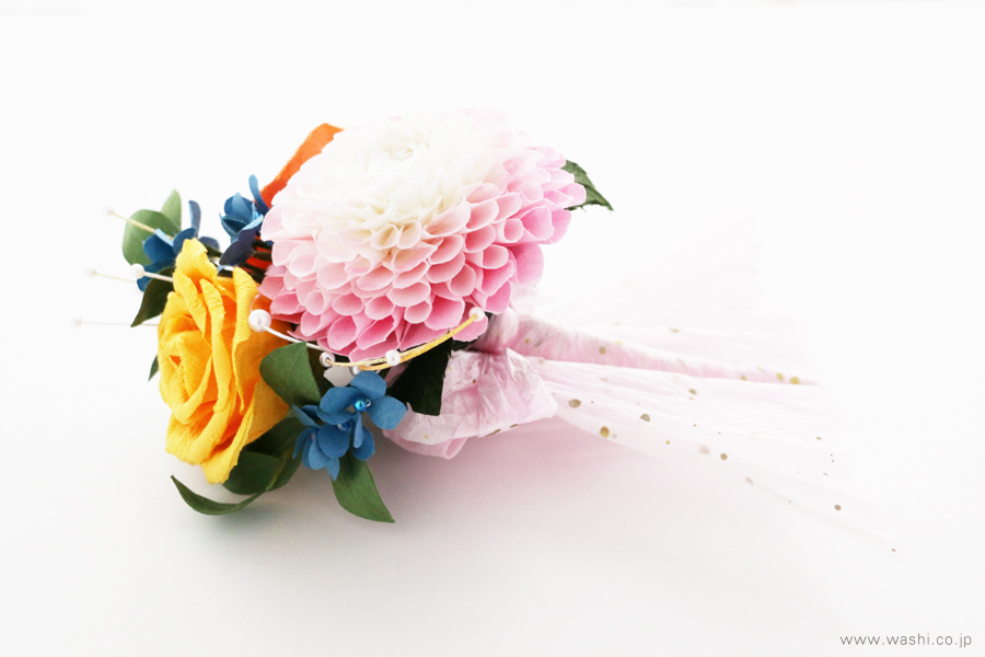 結婚式の思い出とともに－和紙製の観賞花と髪飾り（観賞用 横アングル）