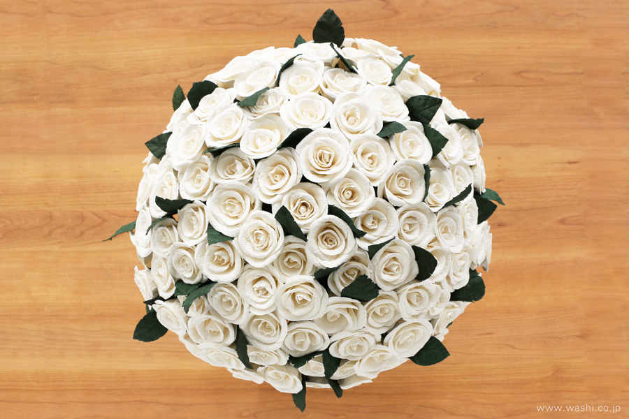 永遠の愛を意味する９９本の和紙製のバラ・結婚記念日のサプライズプレゼント（真上）
