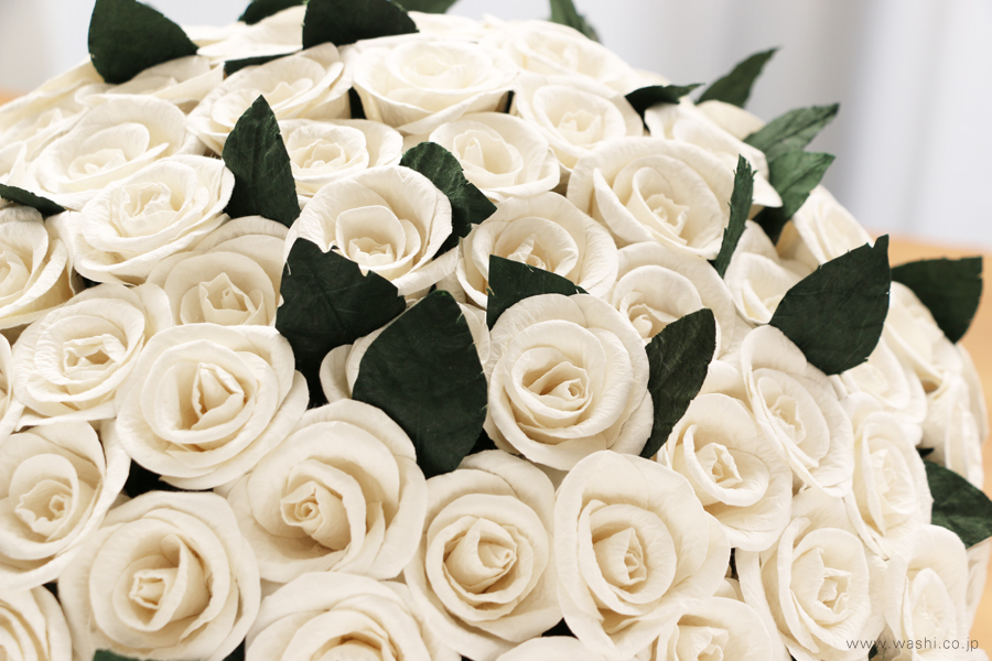 永遠の愛を意味する９９本の和紙製のバラ・結婚記念日のサプライズプレゼント（花部アップ）
