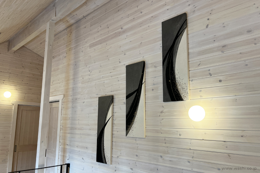 シンプルモダン別邸用　モノトーン空間を彩る5つのアートパネル（設置後写真３）