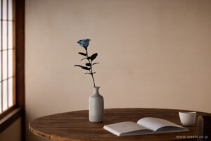 和紙製のアンティーク・ローズ／一輪挿し花器に挿して、和モダンインテリアに取り入れたイメージ写真