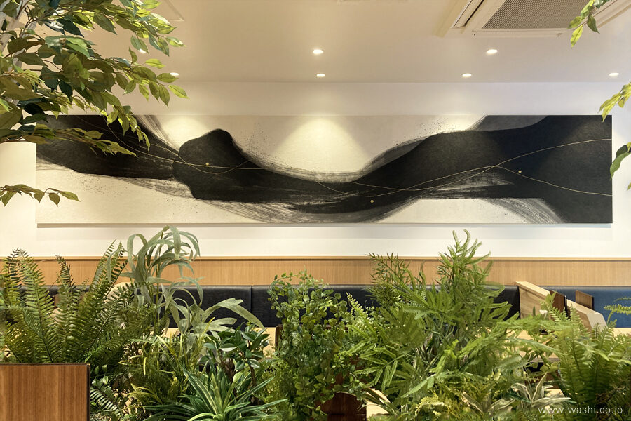 和モダンレストランからのオーダーメイド和紙アートパネル／正面アングル／アートパネルはそのまま壁面に飾ることができ、空間に彩りを加えることが可能です。