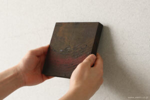 ジャパンディスタイル和紙ミニアートパネル「土の鼓動－rhythm of the earth」　Washi Mini Art Panel　150角 3枚組／サイズ感が分かる手に持った写真