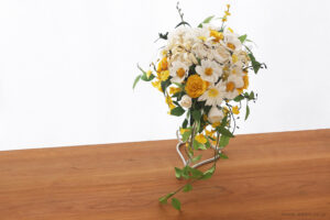 紙婚式の贈り物。和紙で再現された黄色と白のキャスケードブーケ全体像。