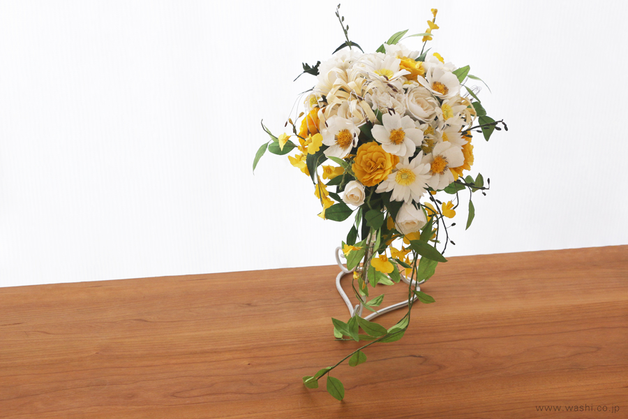 紙婚式の贈り物。和紙で再現された黄色と白のキャスケードブーケ全体像。