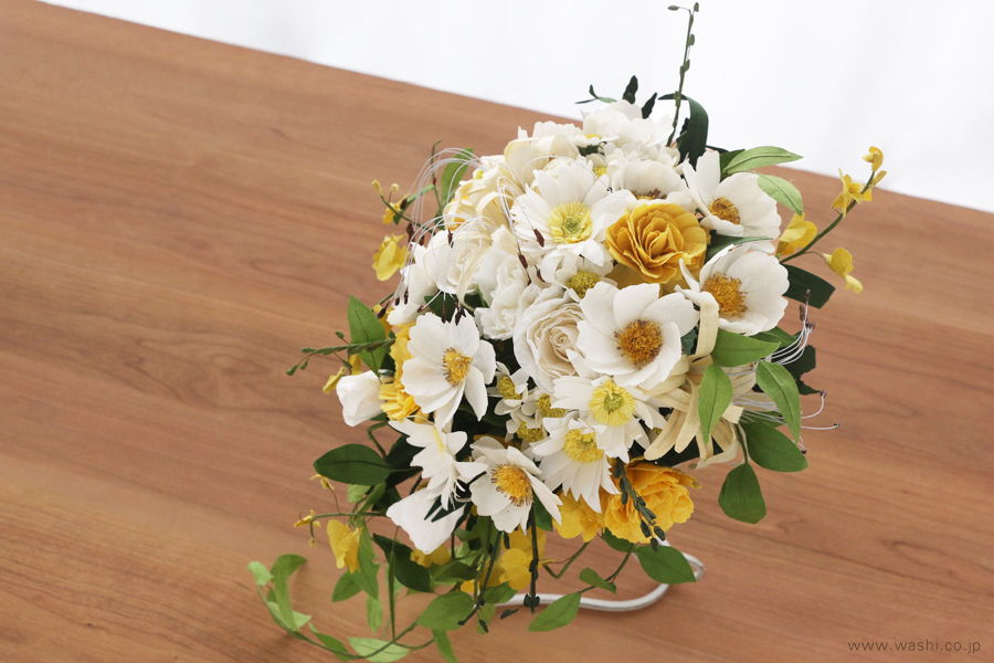 和紙製ウェディングブーケの再現作品。黄色いバラと白い花材が立体的に配置された上からの写真。