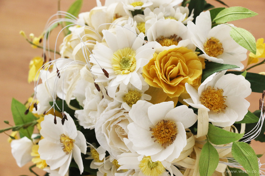 和紙で手作りされたブーケの接写。黄色いバラ、白い花や葉物の繊細なディテール。