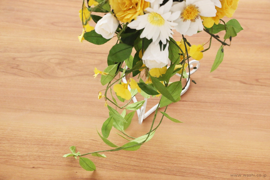 キャスケードブーケ下部。流れるようなグリーンと黄色の小花を和紙で表現したディテール。