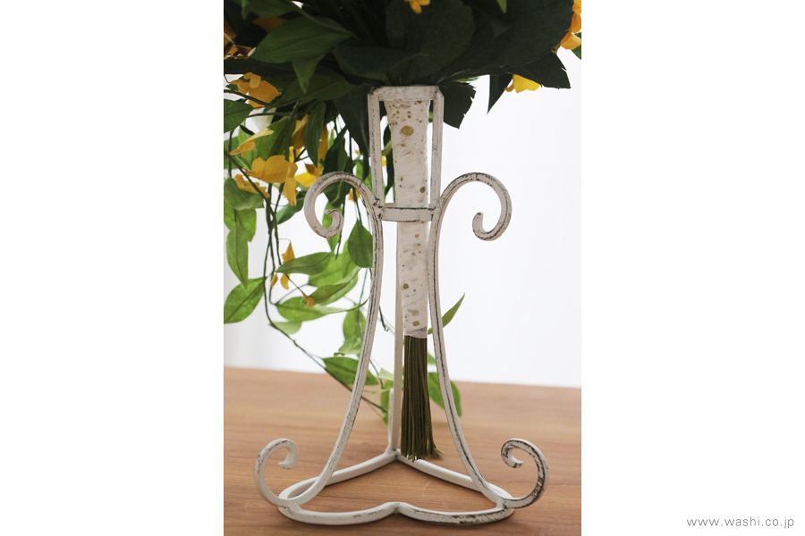 和紙ブーケを飾るためのアンティーク調のスタンドと持ち手のクローズアップ。